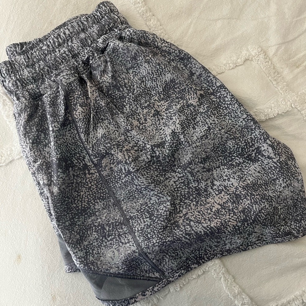 Lululemon Hotty Hot LR 4” Shorts
